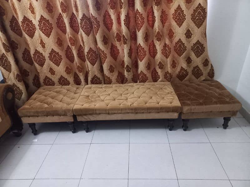 4 Seater Sofa Puffy Set in Excellent Condition 2