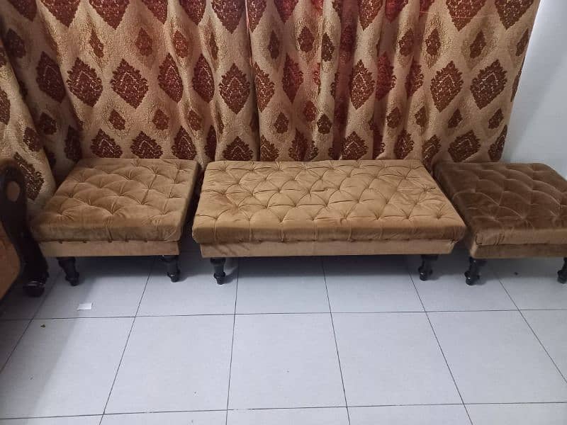 4 Seater Sofa Puffy Set in Excellent Condition 3