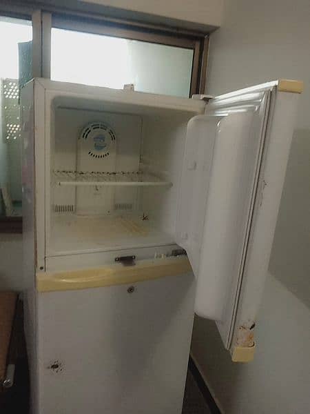 dewoo fridge medum size made in UAE , no fraas 2