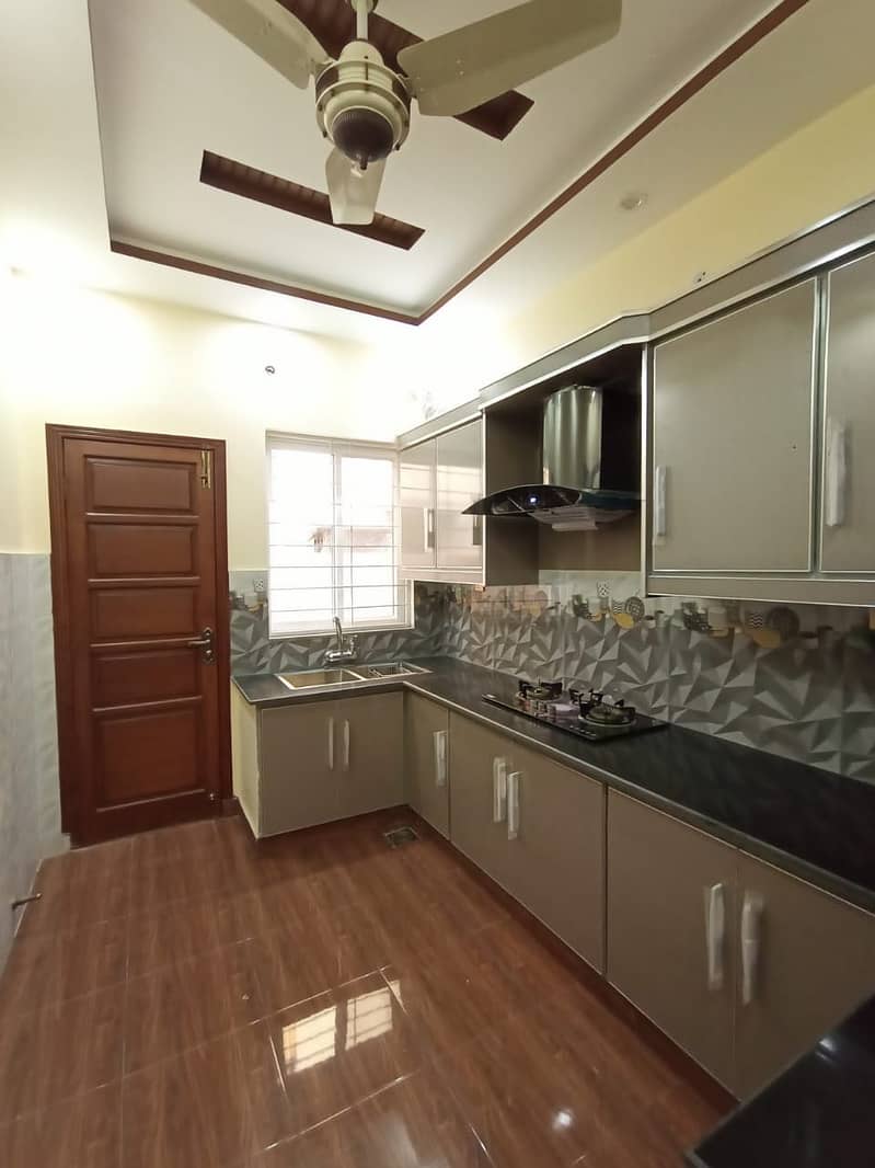 DHA RAHBAR 8 MARLA GOOD LOCATION DIRECT OWNER BEAUTIFUL HOUSE IS UP FOR SALE 2