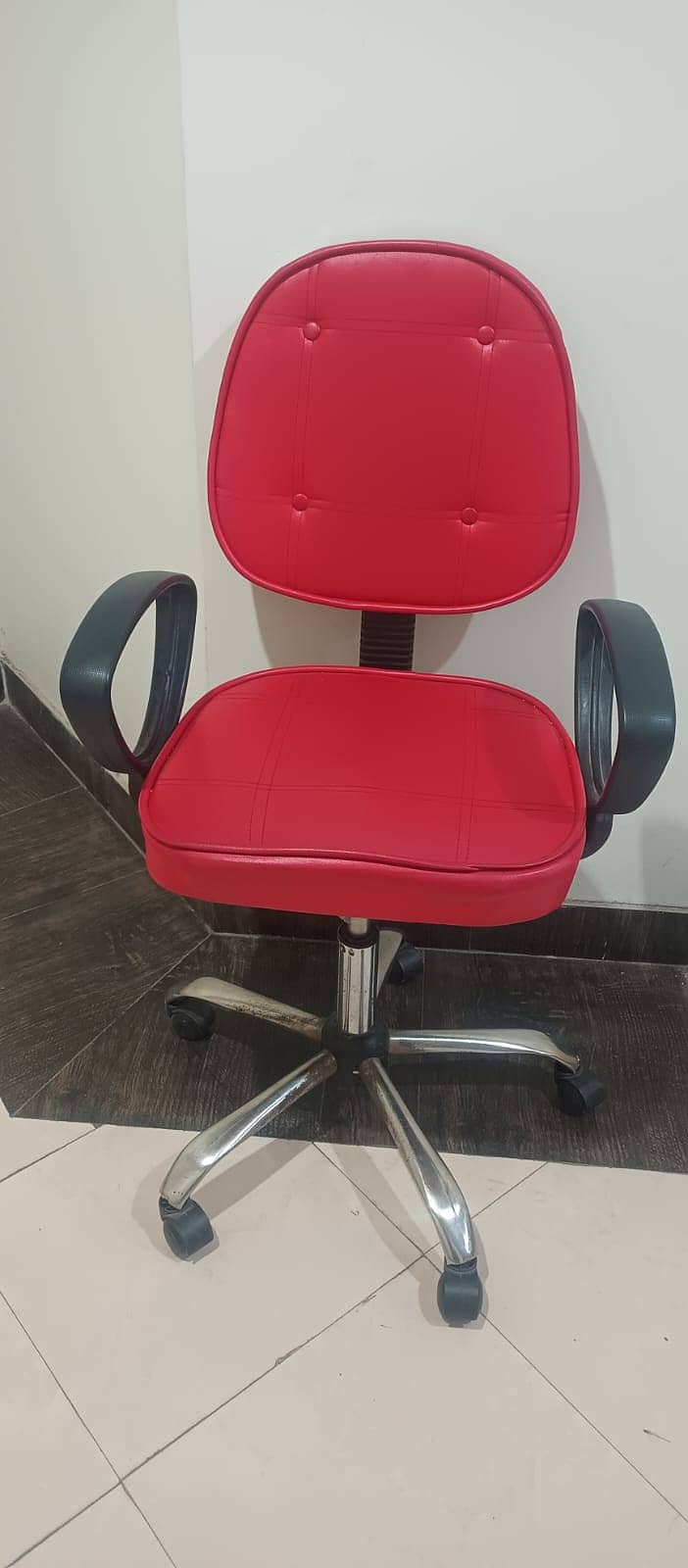 Second Hand chairs , Computer chairs , Office chairs fully comfortable 1