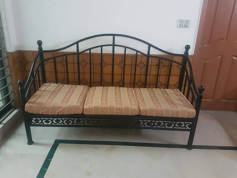 heavy wraught iron sofa in excellent condition. 0