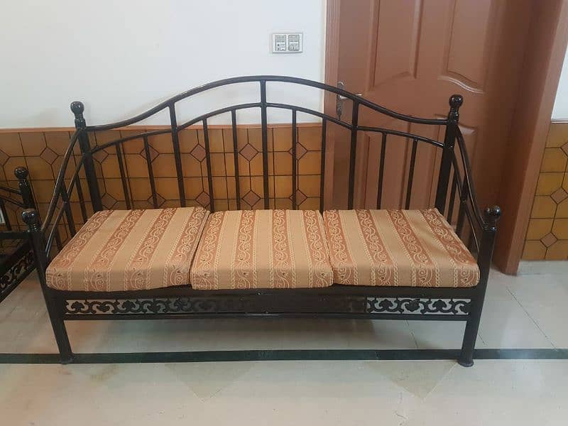 heavy wraught iron sofa in excellent condition. 3