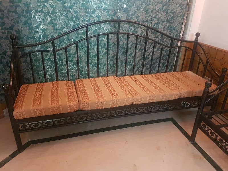 heavy wraught iron sofa in excellent condition. 4