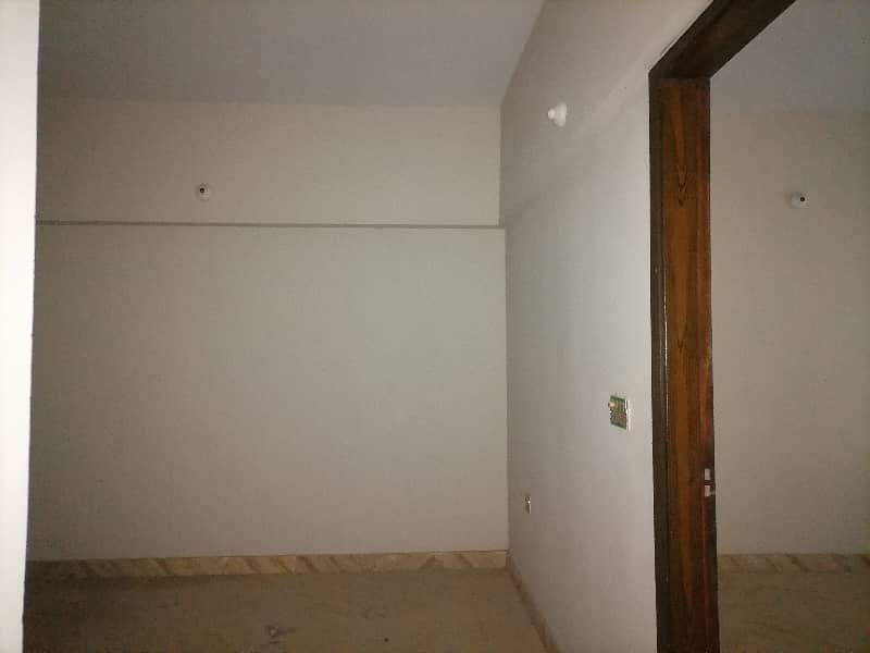 Flat Spread Over 1000 Square Feet In North Karachi - Sector 5L Available 5