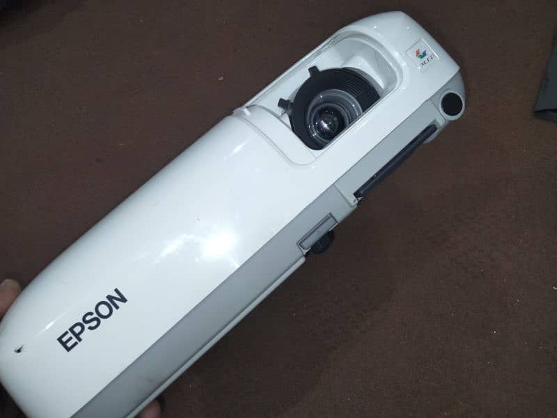 Best Epson Projector for sale with HD Resolution in low price 1