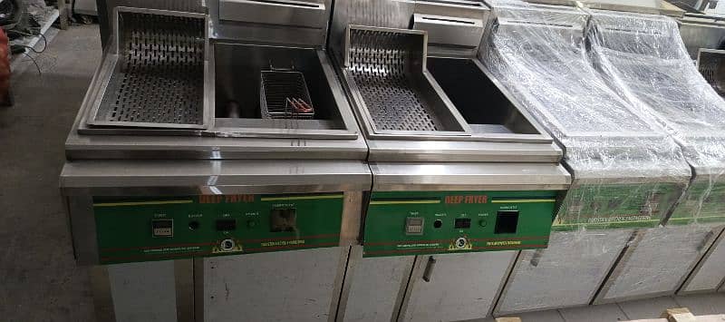 pizza conveyor belt// pizza oven// deep fryer// dough mixer// pans 0