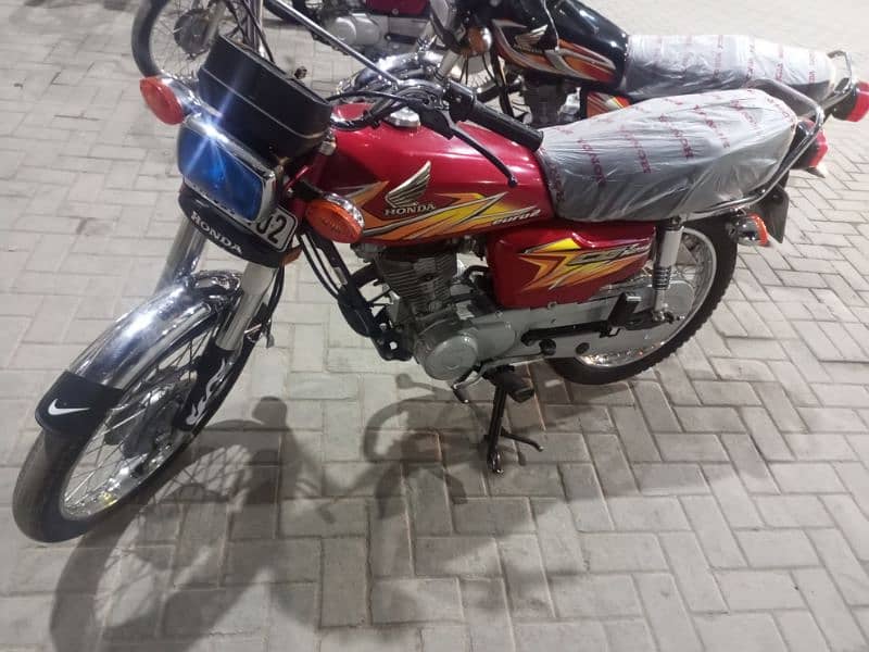 Honda 125 , mdl 2021, lush condition, all Punjab number, cmplte docmts 5