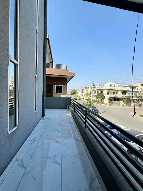 10MARLA LUXURY DOUBLE STOREY HOUSE AVAILABLE FOR SALE IN TARIQ GARAGE 2