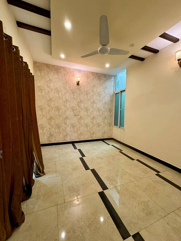 10MARLA LUXURY DOUBLE STOREY HOUSE AVAILABLE FOR SALE IN TARIQ GARAGE 1