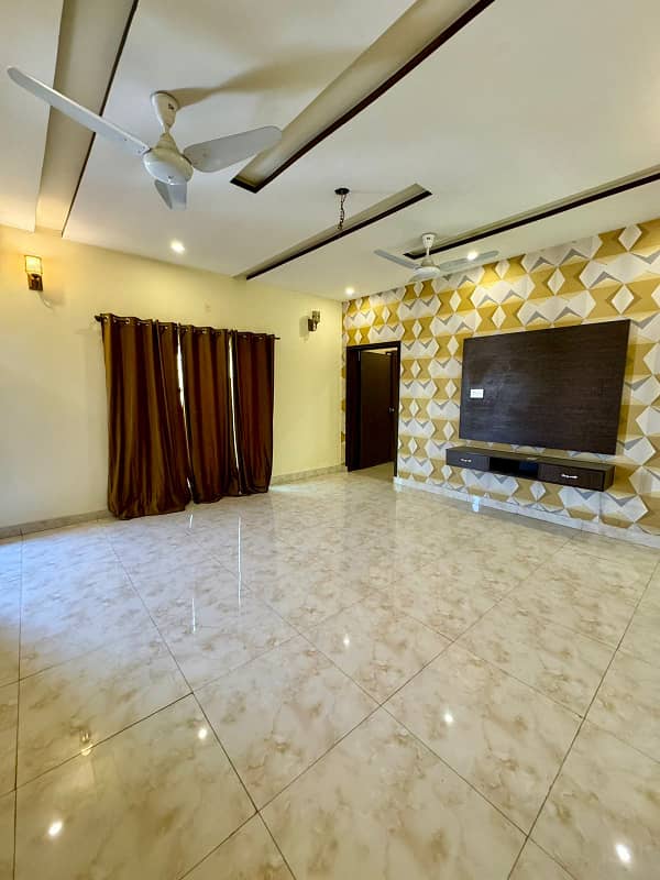 10MARLA LUXURY DOUBLE STOREY HOUSE AVAILABLE FOR SALE IN TARIQ GARAGE 6