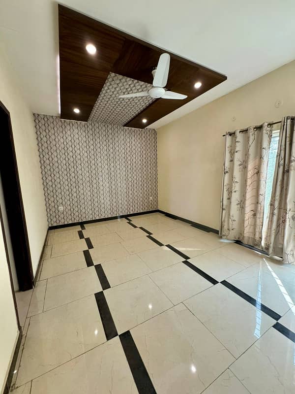 10MARLA LUXURY DOUBLE STOREY HOUSE AVAILABLE FOR SALE IN TARIQ GARAGE 7