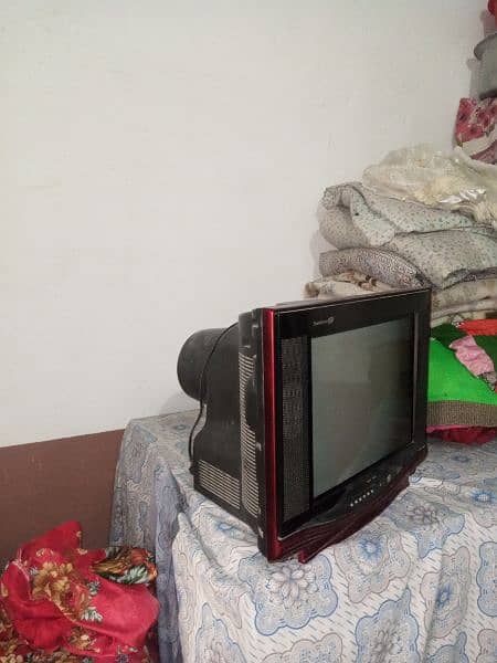 17 Inch screen TV Good Condition Good colours 2