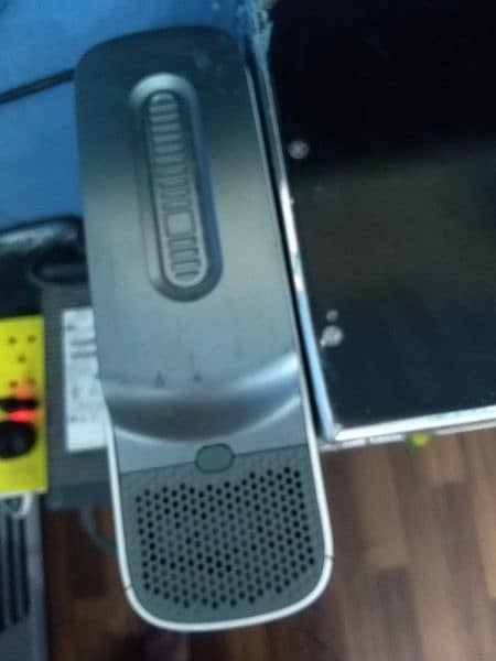 Xbox 360 with a controller and pre installed games 6