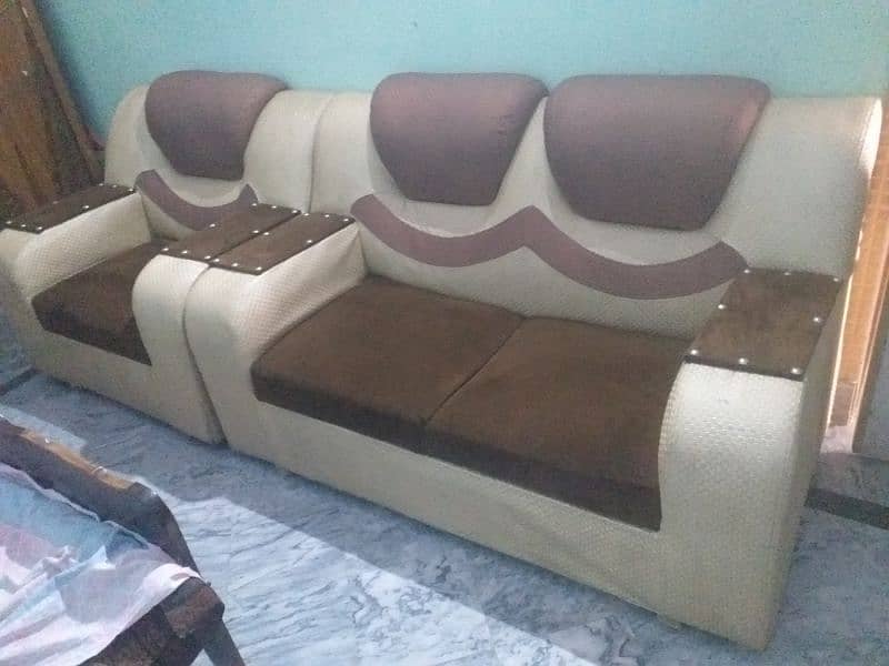 New condition 6 seater sofa 1