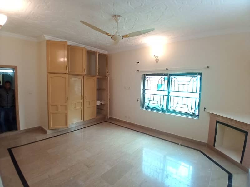 beautiful unfurnished Ground portion with big garden and ample parking 7