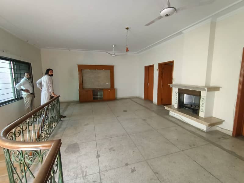 1.5 kanal house for sale in the prime location of Cavalry Ground. 16
