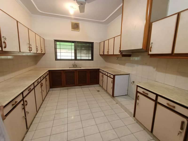 1.5 kanal house for sale in the prime location of Cavalry Ground. 21