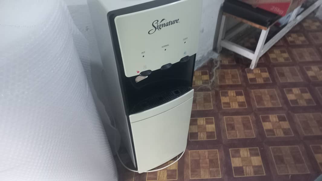 Signature water dispenser with internal refrigerater 1