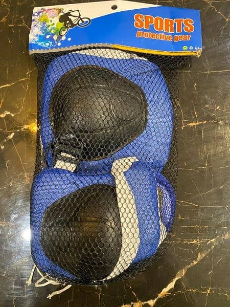 kneepads/skating gear, Uno plastic card, table tennis balls and racket 0