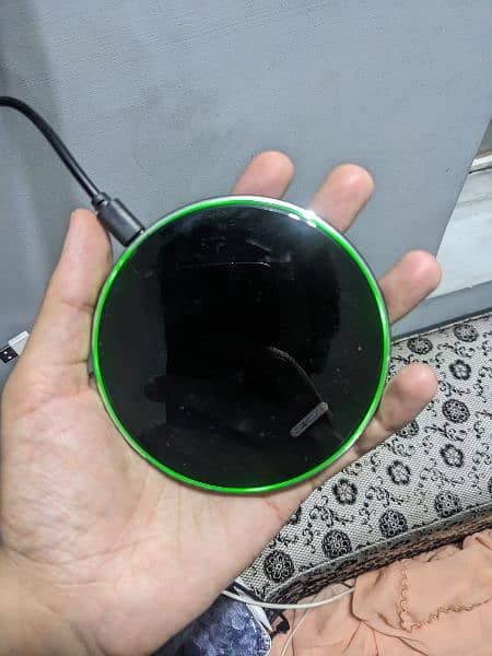 wireless charger made of glass with beautiful lights 1