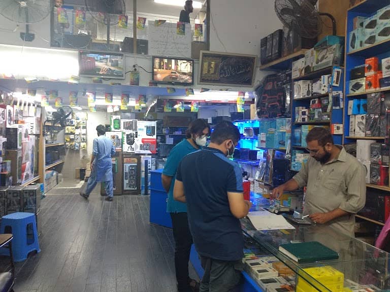 computer hardware & salesman 3