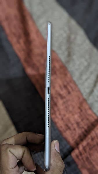 iPad Air 2, 64 gb, used for sale. . . 5