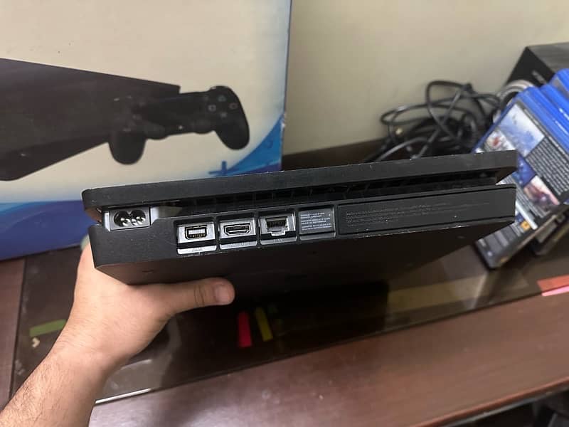 PS4 Slim / 500 GB / 6 Games / 2 Controllers 3