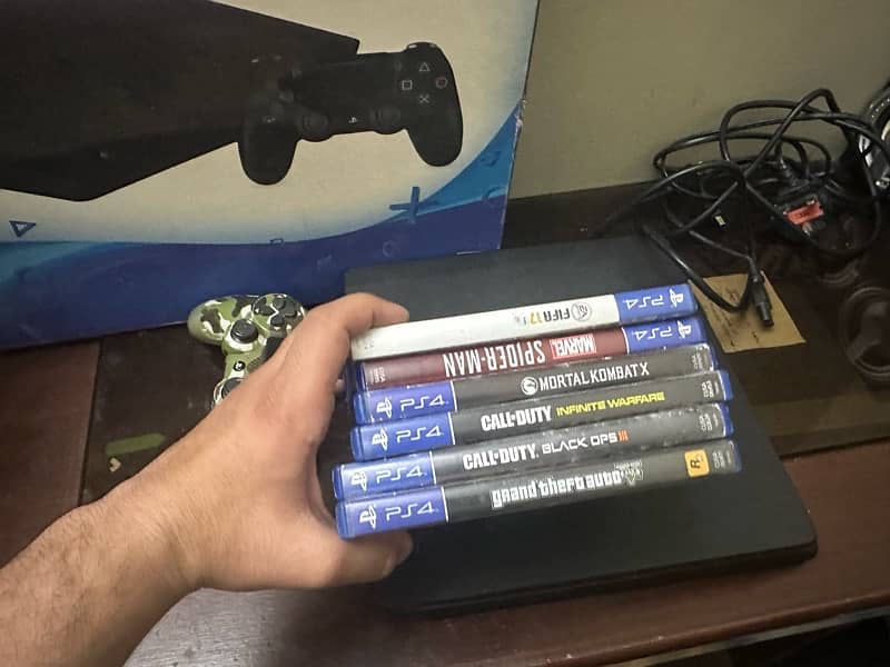 PS4 Slim / 500 GB / 6 Games / 2 Controllers 5