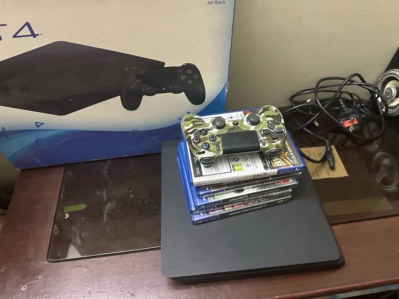 PS4 Slim / 500 GB / 6 Games / 2 Controllers 6