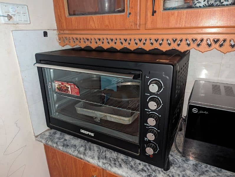 Geepas GO 4406 electric oven 1