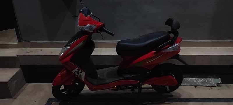 yj super electric scooty 1