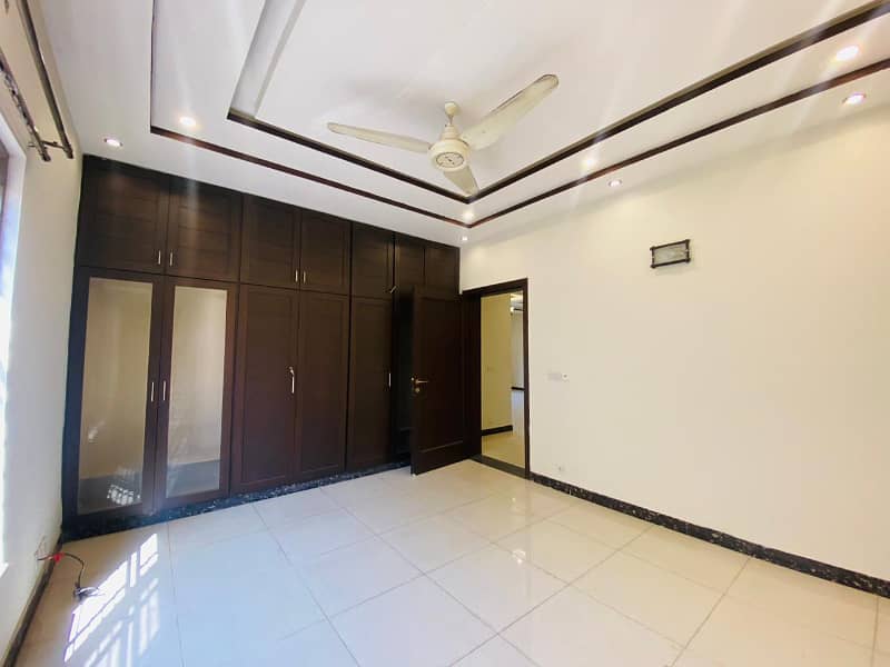 One Kanal Slightly Used 3 Beds Upper Portion For Rent In Sui Gas Society Phase 1, Adjusant Phase 5 DHA, 2