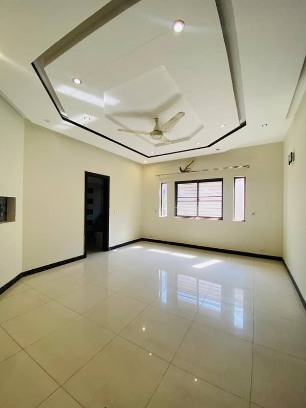 One Kanal Slightly Used 3 Beds Upper Portion For Rent In Sui Gas Society Phase 1, Adjusant Phase 5 DHA, 3