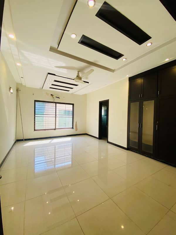 One Kanal Slightly Used 3 Beds Upper Portion For Rent In Sui Gas Society Phase 1, Adjusant Phase 5 DHA, 9