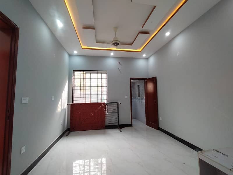 5 marla brand new house for sale in johar Town Block B3
cornor 
facing park 
tile flooring 
double kitchen 
gated community 
hot location 2
