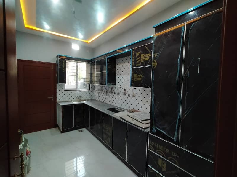 5 marla brand new house for sale in johar Town Block B3
cornor 
facing park 
tile flooring 
double kitchen 
gated community 
hot location 5