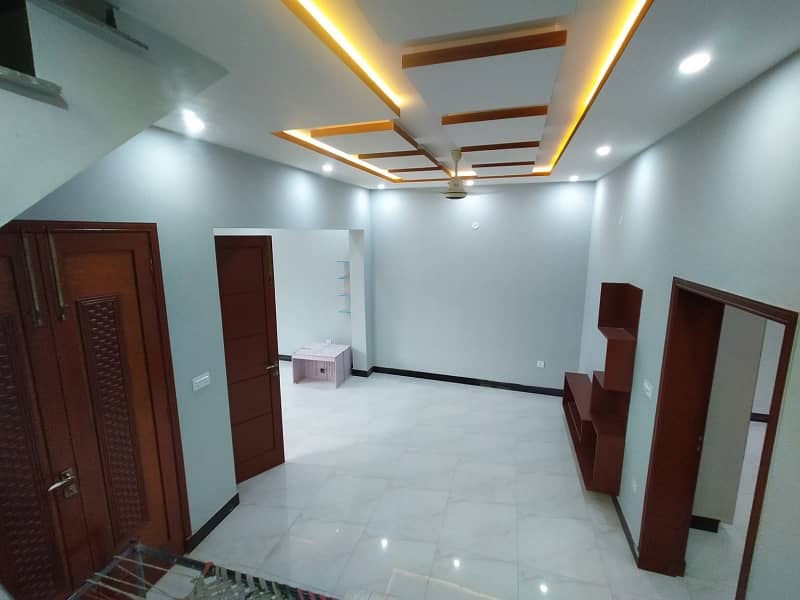 5 marla brand new house for sale in johar Town Block B3
cornor 
facing park 
tile flooring 
double kitchen 
gated community 
hot location 6