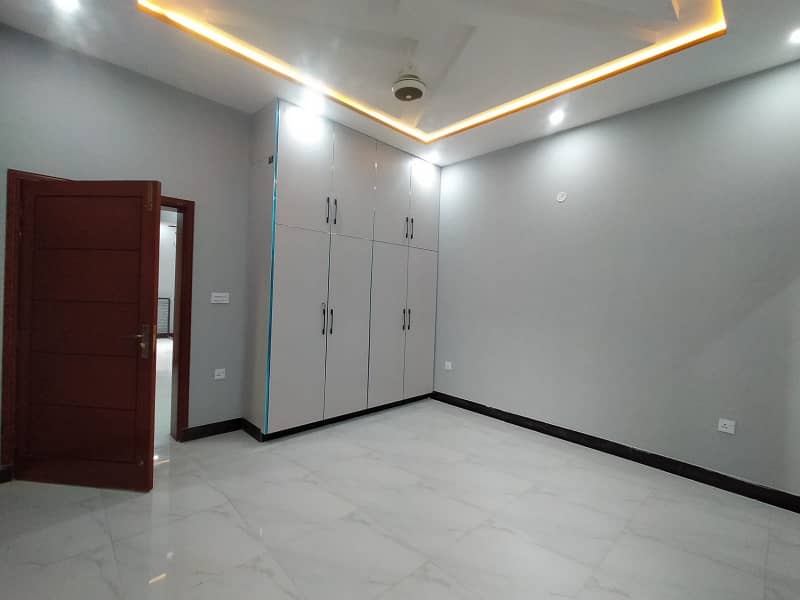 5 marla brand new house for sale in johar Town Block B3
cornor 
facing park 
tile flooring 
double kitchen 
gated community 
hot location 8
