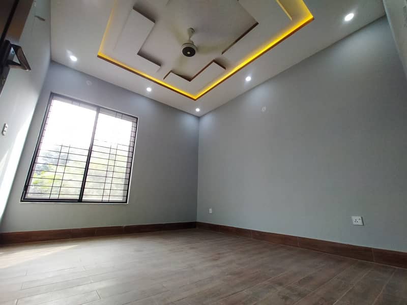 5 marla brand new house for sale in johar Town Block B3
cornor 
facing park 
tile flooring 
double kitchen 
gated community 
hot location 11