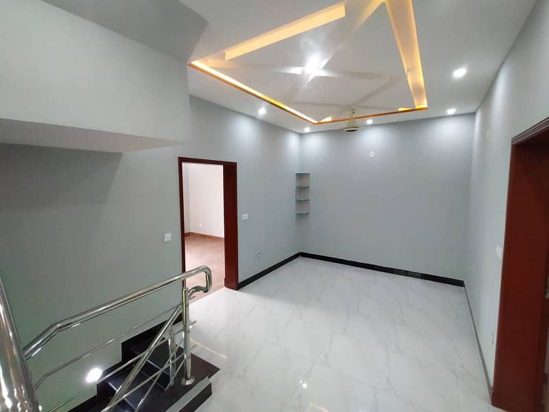 5 marla brand new house for sale in johar Town Block B3
cornor 
facing park 
tile flooring 
double kitchen 
gated community 
hot location 12