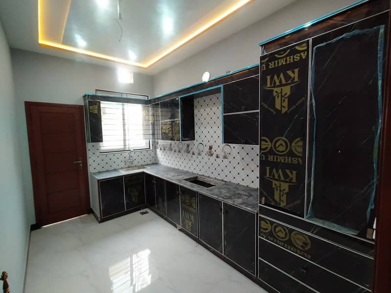 5 marla brand new house for sale in johar Town Block B3
cornor 
facing park 
tile flooring 
double kitchen 
gated community 
hot location 13