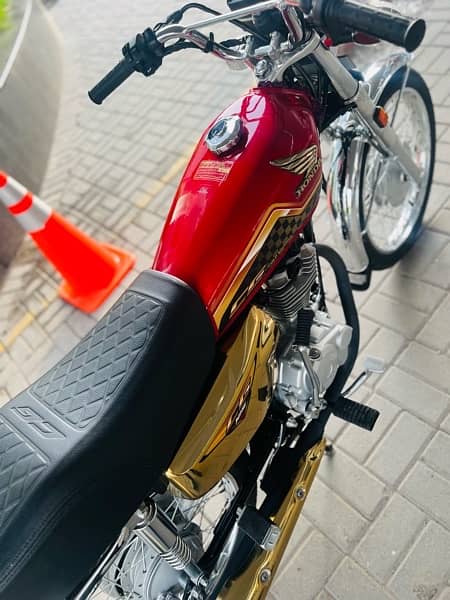 HONDA 125 self start gold with red 804 8