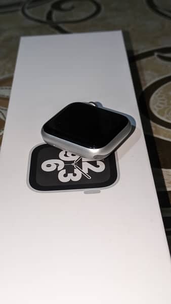 Apple Watch SE 2022 janurary white colour 100 health 1-2 times used 2