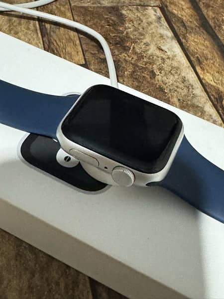Apple Watch SE 2022 janurary white colour 100 health 1-2 times used 3