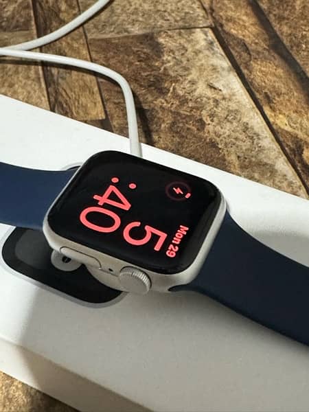 Apple Watch SE 2022 janurary white colour 100 health 1-2 times used 5