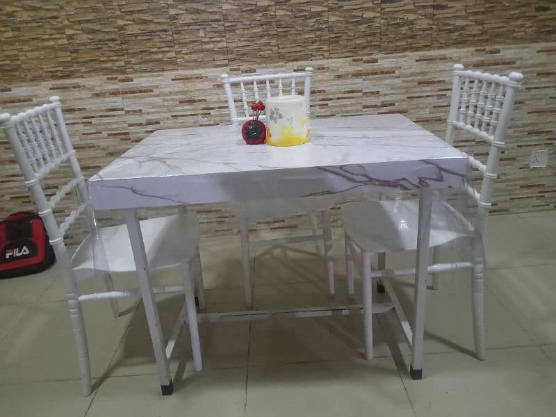 I'm selling dining table and four chairs 10/10 only 35000 2