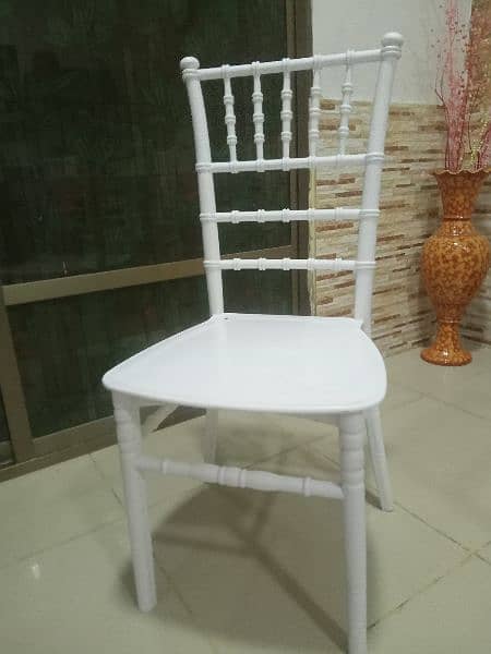 I'm selling dining table and four chairs 10/10 only 35000 3