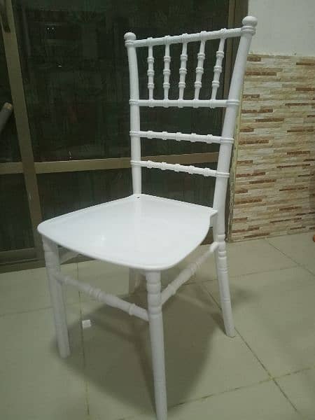 I'm selling dining table and four chairs 10/10 only 35000 4