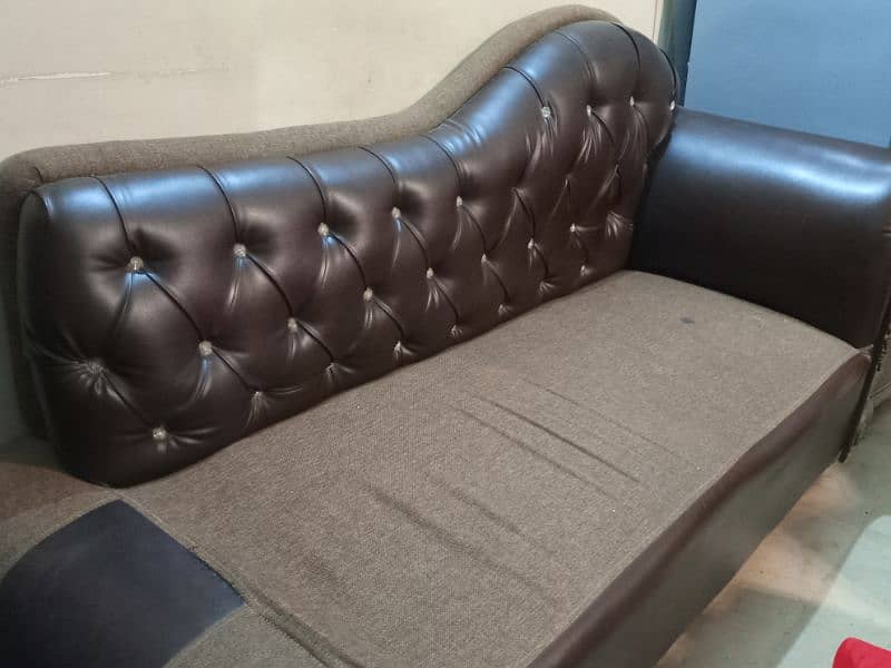 Stylish 3 Seater Sofa in 9/10 Condition ( Urgent Buyer Required ) 0